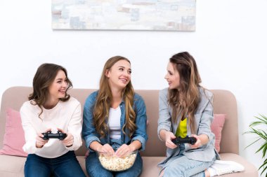 patlamış mısır yemek ve joystick ile birlikte evde oynamak güzel genç kız