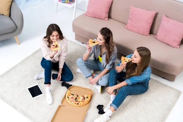 Wysoki Kąt Widzenia Piękna Uśmiechnięte Młode Kobiety Jedzenie Pizzy Domu — Zdjęcie stockowe