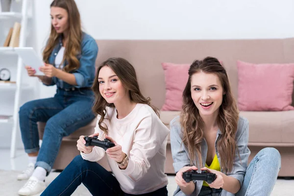 Belas Mulheres Jovens Sorridentes Brincando Com Joysticks — Fotografia de Stock