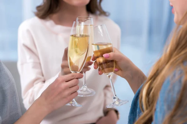 Beskuren Bild Unga Kvinnor Spottar Glas Champagne — Stockfoto