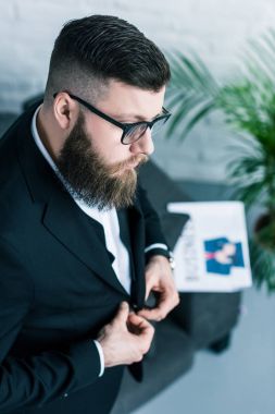 ceket kadar düğmelerini gözlük içinde şık iş adamı yüksek açılı görünüş