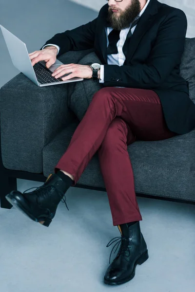 Visão Parcial Homem Negócios Elegante Sentado Sofá Usando Laptop — Fotografia de Stock