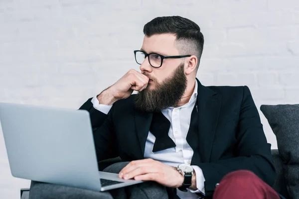 Retrato Homem Negócios Pensativo Com Laptop Olhando Para Longe — Fotografia de Stock