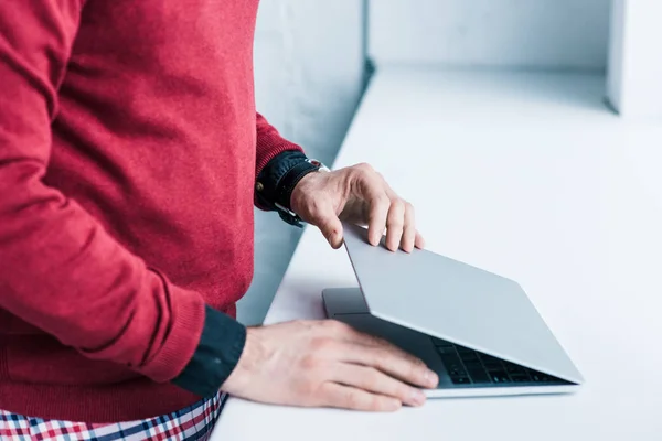 Обрізаний Знімок Бізнесмена Відкриваючи Ноутбук — стокове фото