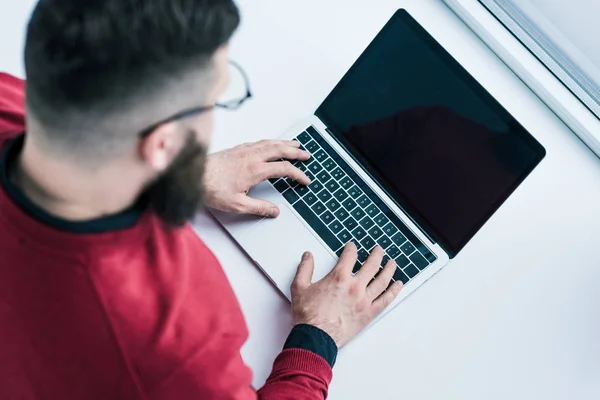 Biznesmen Wpisując Laptopie Pusty Ekran Ogólny Widok — Zdjęcie stockowe