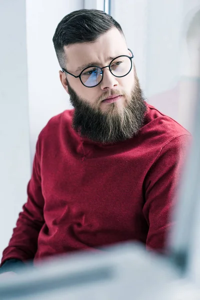 Retrato Hombre Negocios Pensativo Guapo Gafas Mirando Hacia Otro Lado — Foto de stock gratis