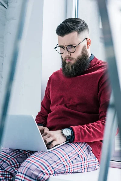 Fokus Selektif Pengusaha Terfokus Dalam Kacamata Yang Bekerja Pada Laptop — Foto Stok Gratis