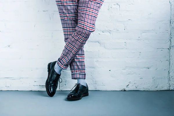 Обрезанный Снимок Человека Стильных Брюках Обуви Стоящих Напротив Стены Белого — стоковое фото
