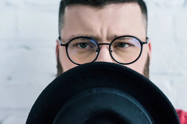 Скрытый Вид Стильного Человека Очках Шляпе — Бесплатное стоковое фото