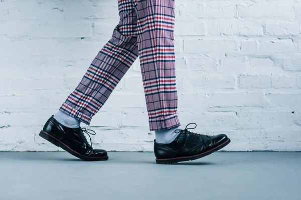 Recortado Tiro Del Hombre Zapatos Elegantes Caminando Contra Pared Ladrillo — Foto de Stock
