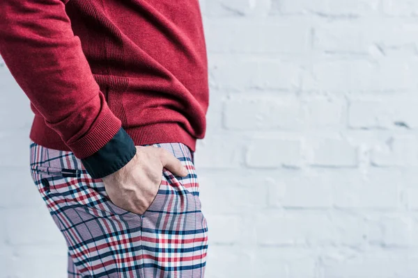 Vista Parcial Del Hombre Ropa Elegante Con Mano Bolsillo Contra —  Fotos de Stock