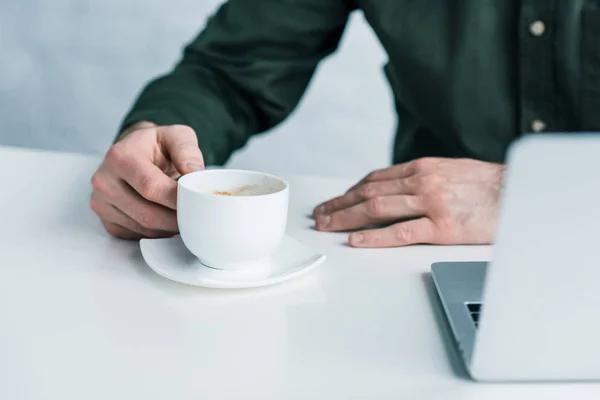 Tiro Cortado Homem Negócios Com Xícara Café Local Trabalho — Fotografia de Stock