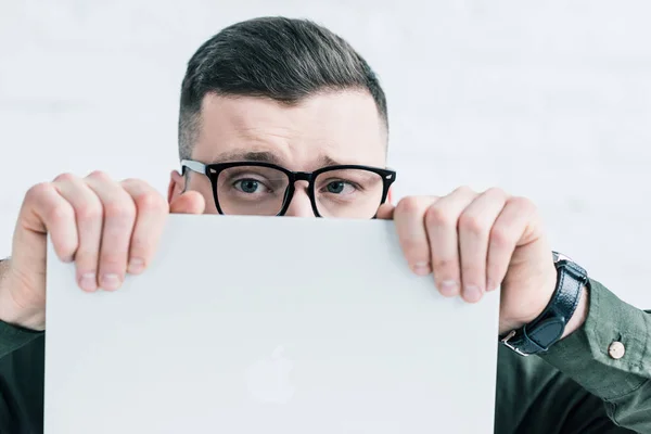 Verdunkelter Blick Auf Geschäftsmann Mit Brille Der Gesicht Mit Laptop — Stockfoto