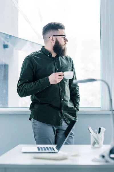 Enfoque Selectivo Empresario Pensativo Con Taza Café Mirando Por Ventana — Foto de stock gratuita