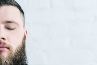 sakallı adam kadeh beyaz duvara karşı Kapalı gözlerle kırpılmış