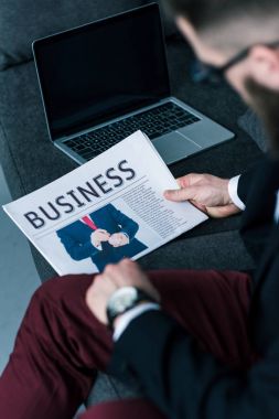 işadamı iş gazete ile kısmi görünümünü Divan