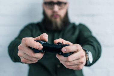 işadamı elinde gamepad ile seçici odak