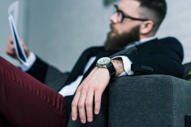seçici odak sakallı işadamı gazete okuyan gözlük