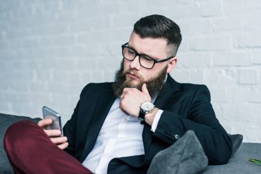 Smartphone kullanan Odaklanmış İşadamının Portresi