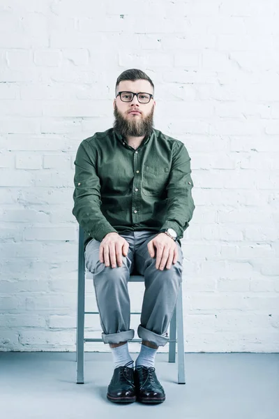 Hombre Negocios Elegante Sentado Silla Contra Pared Ladrillo Blanco — Foto de stock gratuita