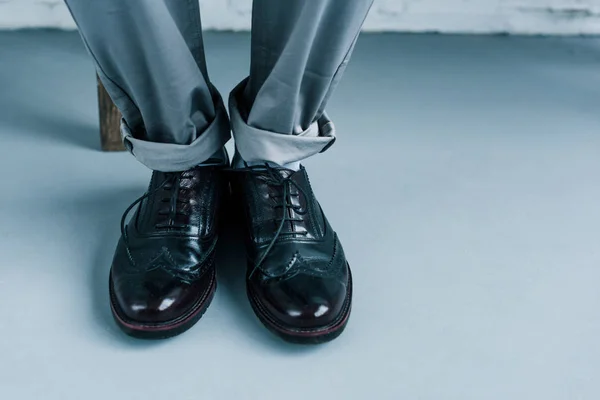 Частичный Взгляд Бизнесмена Стильной Черной Обуви — стоковое фото
