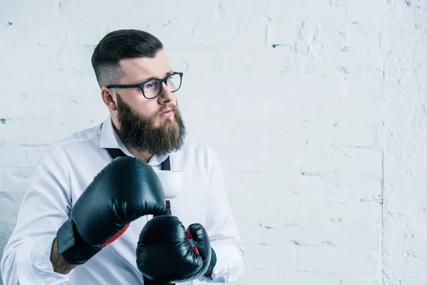 Porträt Eines Nachdenklichen Geschäftsmannes Boxhandschuhen Mit Einer Tasse Kaffee — Stockfoto