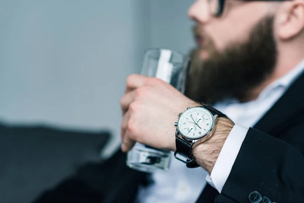 Enfoque Selectivo Del Hombre Negocios Barbudo Sosteniendo Vaso Agua Mano — Foto de stock gratis