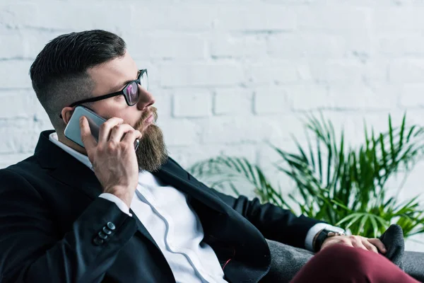 Vista Lateral Del Hombre Negocios Barbudo Hablando Teléfono Inteligente — Foto de stock gratis