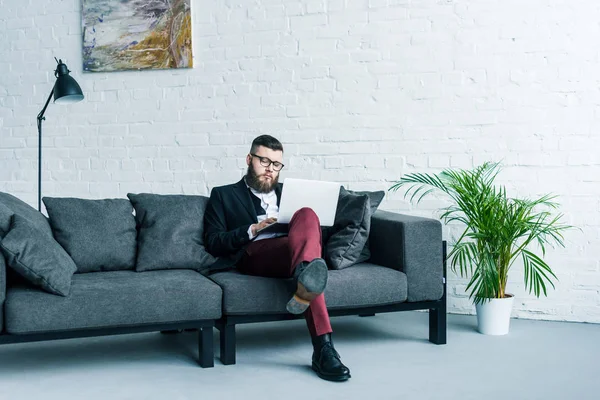 Bearded Businessman Stylish Suit Sitting Sofa Using Laptop — Stock Photo, Image