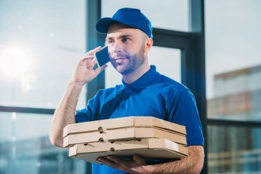 Kurye ile pizza kutuları telefon görüşmesi
