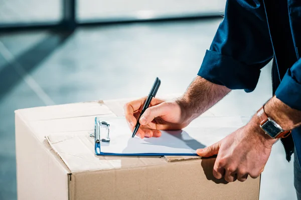 Kurier Füllt Frachtdeklaration Auf Pappverpackung — Stockfoto