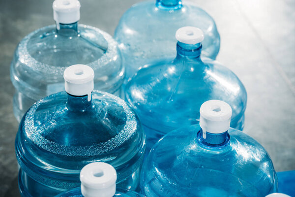 Ряды пластиковых бутылок с голубой водой
