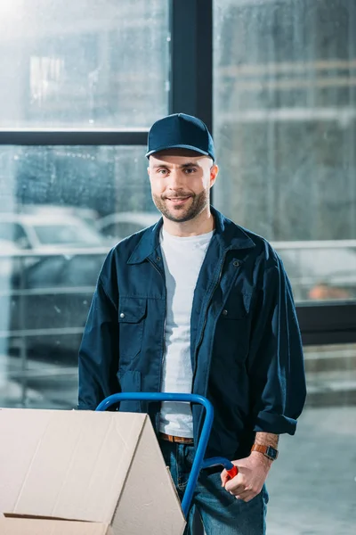 Sonriente Hombre Entrega Con Carro Mano — Foto de Stock