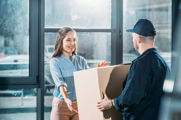 Woman Receiving Package Delivery Man — Stock Photo, Image