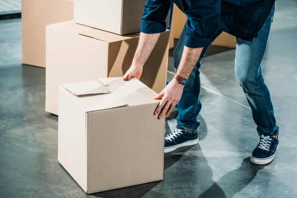 Loader Man Lifting Cardboard Box — Stock Photo, Image