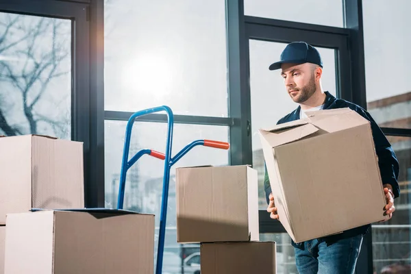 Delivery Man Stacking Boxes Cart — Stock Photo, Image