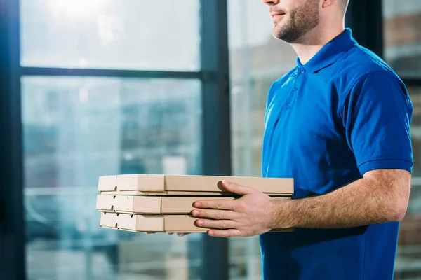 Vue Rapprochée Livreur Tenant Des Pizzas Dans Des Boîtes — Photo