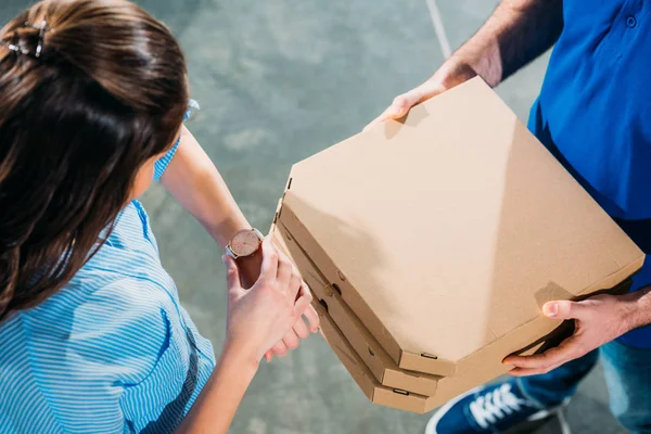 Mulher Verificando Seu Relógio Quando Encontrar Mensageiro Com Pizzas — Fotografia de Stock