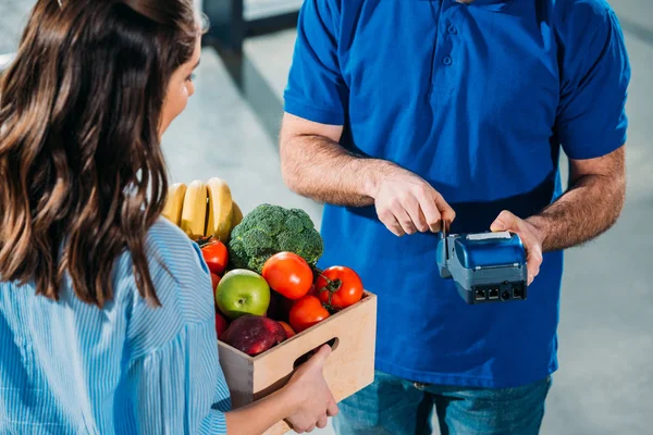 Kurier Passt Zahlungsterminal Während Frau Lebensmittel Schachtel Hält — Stockfoto