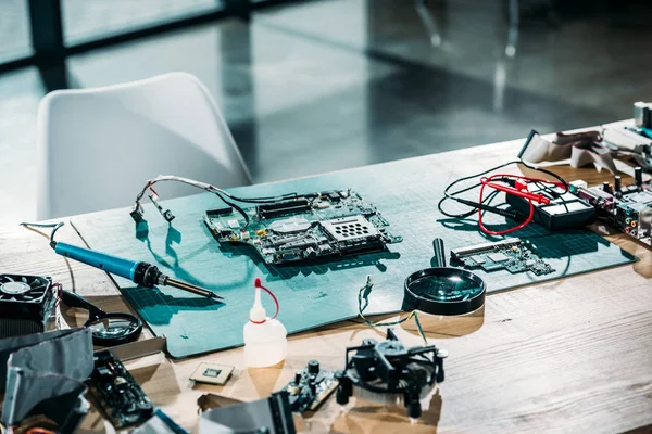 Lugar Trabajo Del Ingeniero Con Placa Circuito Equipo Soldadura — Foto de Stock