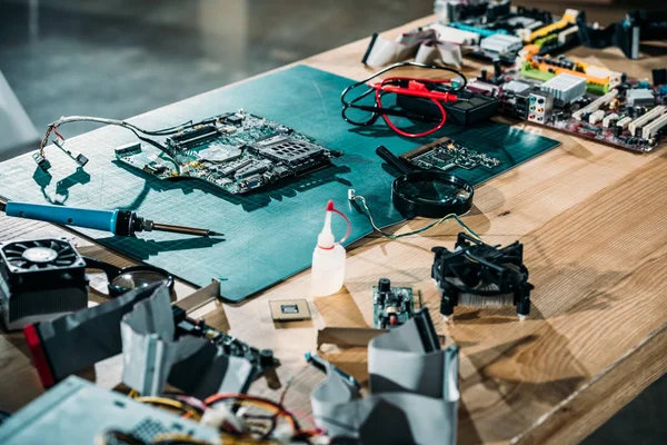 Reparera Bord Med Kretskort Och Teknisk Utrustning — Stockfoto