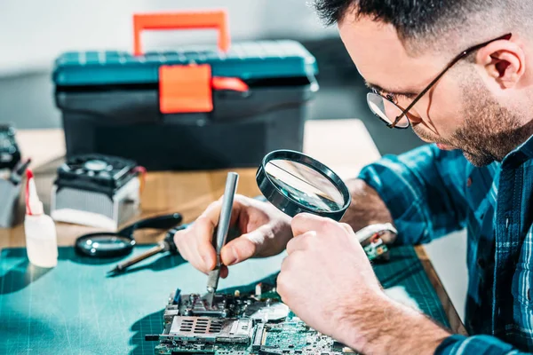 Hardware Engineer Looking Circuit Board Magnifying Glass — Stock Photo, Image