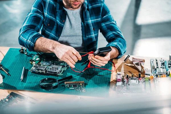 Vista Cerca Del Ingeniero Hardware Que Trabaja Con Multímetro — Foto de Stock