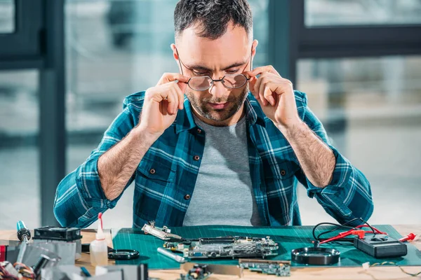 Ingénieur Matériel Dans Les Lunettes Travaillant Avec Des Pièces — Photo