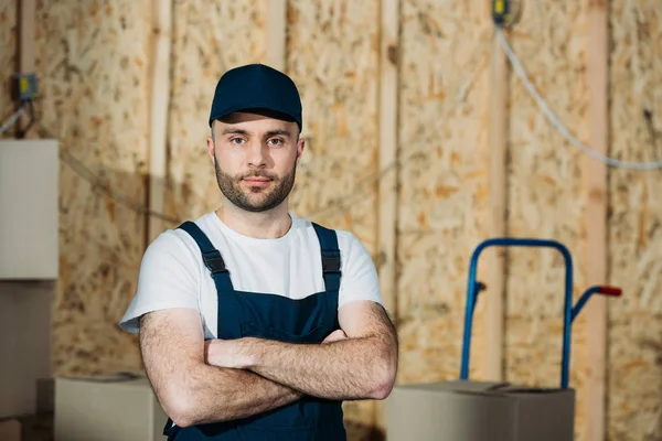 Kuriermann Blickt Mit Verschränkten Armen Kamera — Stockfoto