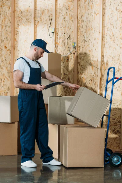 Courier Checking Cardboard Boxes Cargo Declaration — Stock Photo, Image