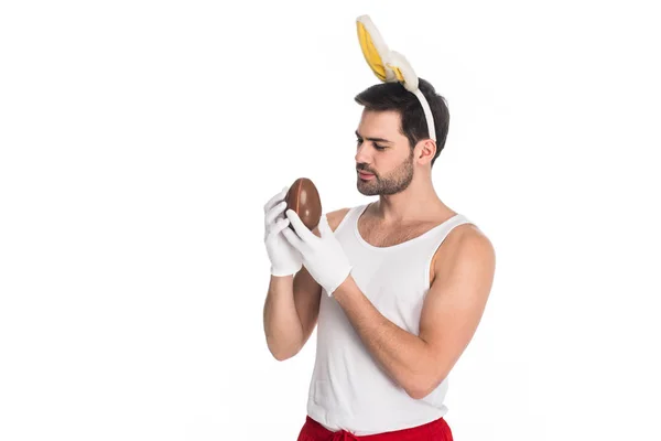 Man Med Bunny Öron Holding Choklad Ägg Isolerade Vit Påsk — Stockfoto