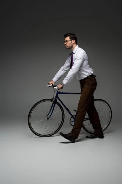 Μερική Άποψη Του Μοντέρνος Επιχειρηματίας Που Μεταφέρουν Ποδήλατο Γκρι — Φωτογραφία Αρχείου