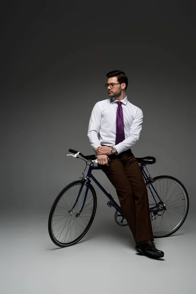 Εικόνα Κομψή Επιχειρηματία Που Κάθεται Στο Ποδήλατο Γκρι — Φωτογραφία Αρχείου