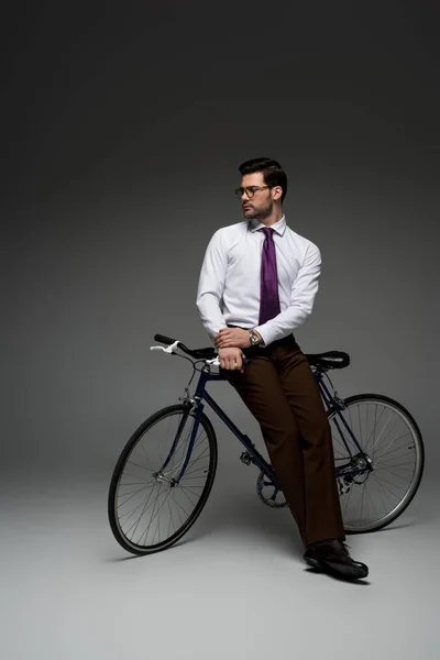 Image Homme Affaires Élégant Assis Sur Vélo Sur Gris — Photo